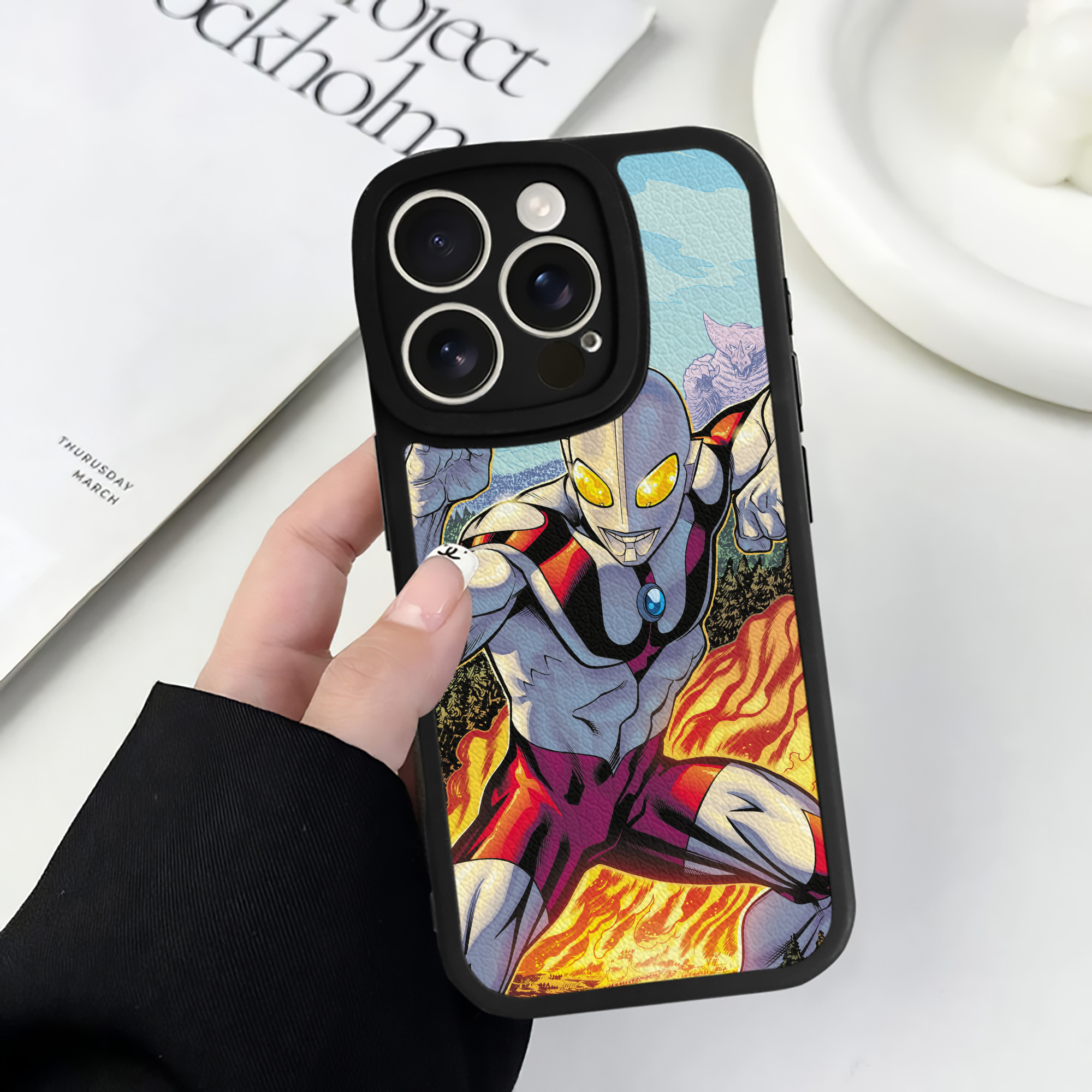 （画像用） ウルトラマン Ultraman 【iPhone 16シリーズ対応】シリコンスマホケース（レザー調） 材質：シリコン